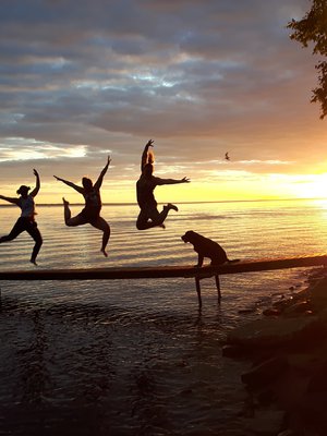Kuvaaja Henna Laine. ”Kuva on vahinkolaukaus. Olin kolmen kaverini kanssa laiturilla ja kaikki pomppivat ilmaan. Vasta paljon myöhemmin huomasin, miten kiva kuva hetkestä tallentui.”
