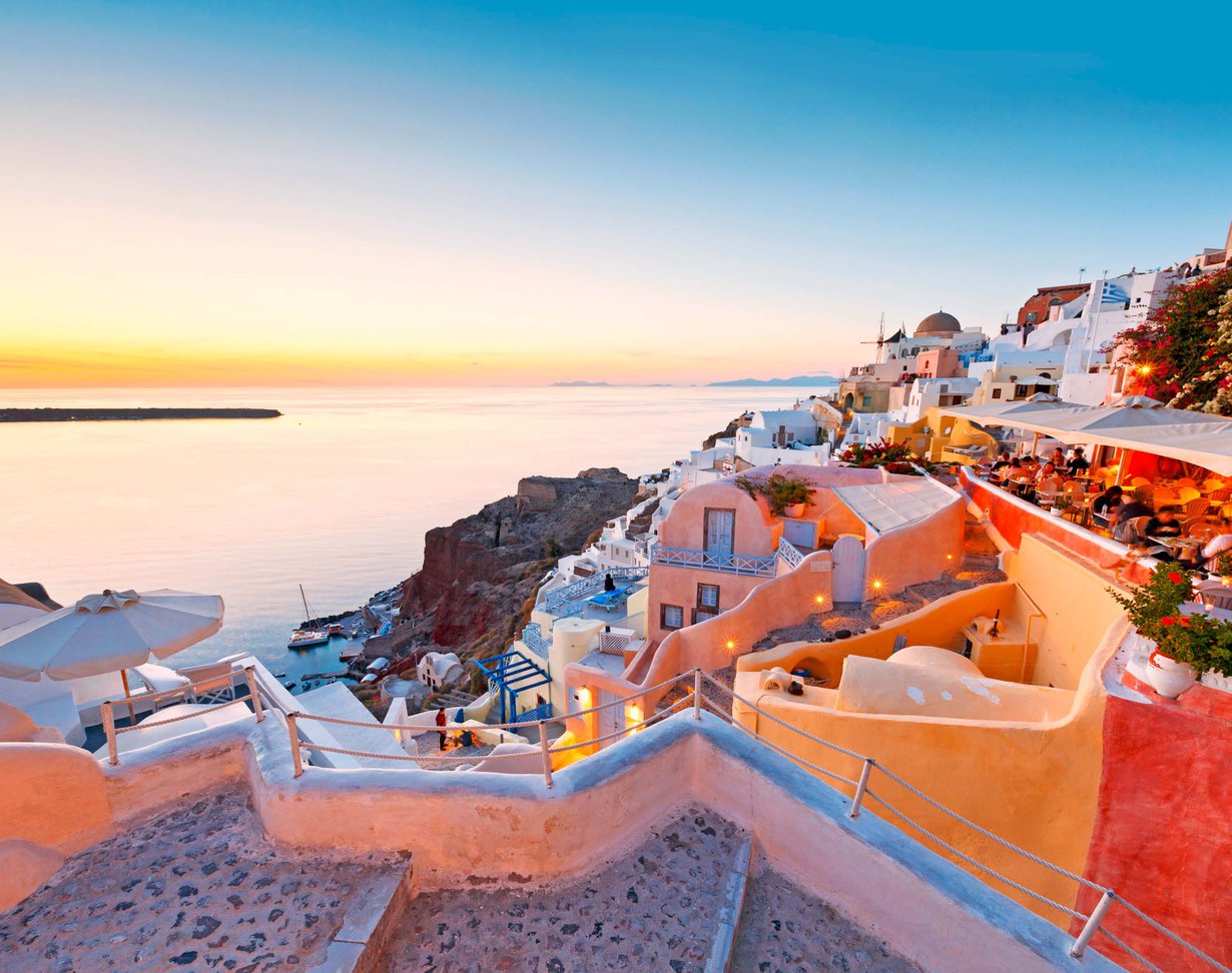 Auringonlasku Oian kylässä on Santorinin vetonaula.