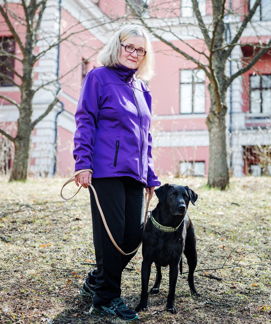 Ainin ja Mantan päivä alkaa heti aamuyöstä yhteisellä lenkillä. Aini Stenroos (s. 1954) asuu Tuusulassa. Ainilla on kaksi lasta ja kolme lastenlasta. Hän harrastaa lenkkeilyä, punttisalia, sienestystä ja lukemista. 