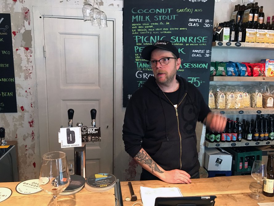 Bottleshopin Fredrik Glejpner on työskennellyt pitkään olutalalla ennen oman folköl-kaupan perustamista.