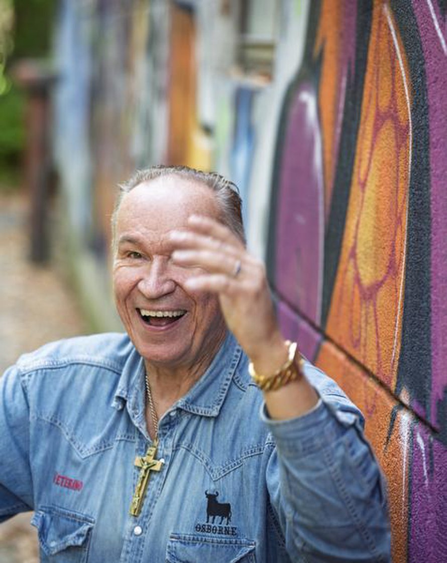 Kun viihteen monitoimimies Ilkka Vainiolla nuorena meni turhan lujaa, rikoskomisario Osku Karjalaisen sanat jäivät mieleen. – Osku oli kuullut, että olin tehnyt hauskoja runoja, vähän niin kuin räppejä. Osku sanoi, että ei sun kannata tehdä rötöshommia, tee näitä tekstejä mieluummin. Se kannusti minua jatkamaan kirjoittamista, Ilkka sanoo.