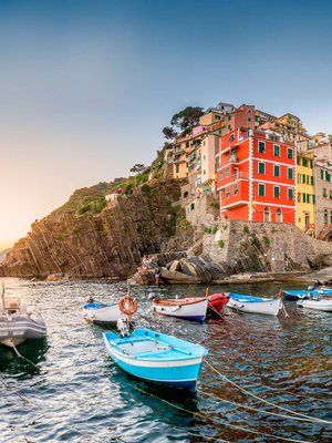 Riomaggioren satamasta voi lähteä veneretkelle.