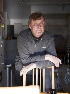 Vuonna 1957 syntynyt kotkalainen Esa Anttalainen on eläkkeellä veturinkuljettajan työstä. Hänellä on vaimonsa Mirjan kanssa kaksi aikuista tytärtä ja neljä lastenlasta.