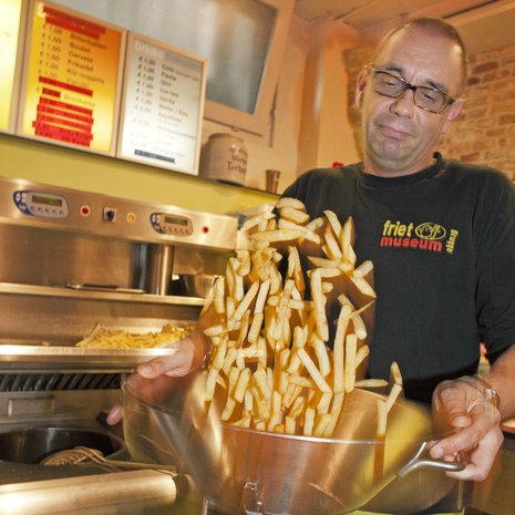 Kerrotaan, että ensimmäisen maailmansodan amerikkalaissotilaille tarjoiltiin Belgiassa herkullisia perunasiivuja. He luulivat olevansa Ranskassa ja alkoivat nimittivät ruokaa ranskalaisiksi  perunoiksi. Belgiassa perunoita kutsutaan sanalla friet. Bruggen Friet-museossa  annos ranskanpottuja  sisältyy pääsylipun hintaan. 