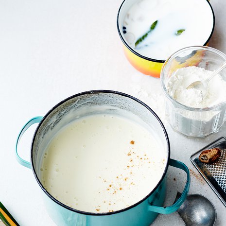 Voit käyttää valkokastiketta gratinointiin, kun lisäät ohjeeseen muutaman ruokalusikallisen voita ja jauhoja. Juustot ja yrtit antavat mukavaa makua. 