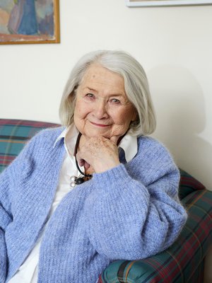 Anja Pohjolan näyttelijänura alkoi Jyväskylän Työväen Teatterin lapsiteatterissa 12-vuotiaana. "Lehahdin tulipunaiseksi jo siitä, jos joku sanoi nimeni. Teatterin lavalla sainkin olla joku toinen ihminen ja ujous kaikkosi."