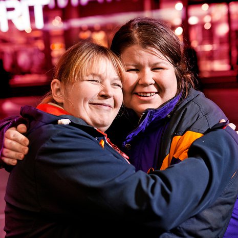 Riikka ja Mira tapaavat usein vapaaehtoistyössä, mutta pitävät kiinni tiiviisti myös ystävinä.