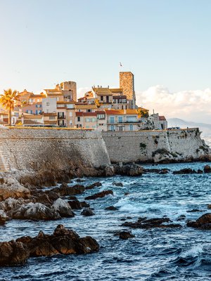 Rosoiset rannat ja komea 1500-luvulta oleva Fort Carré tervehtivät Antibesiin mereltä tulevia vieraita.