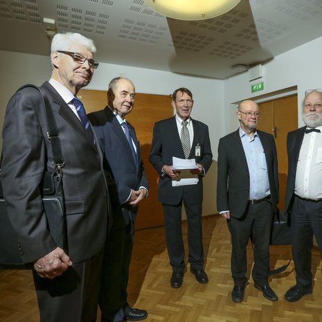 Eutanasia-kansalaisaloitteen luovuttajat, entiset kansanedustajat Henrik Lax, Iiro Viinanen, Esko Seppänen, Osmo Soininvaara ja Ilkka Taipale. 