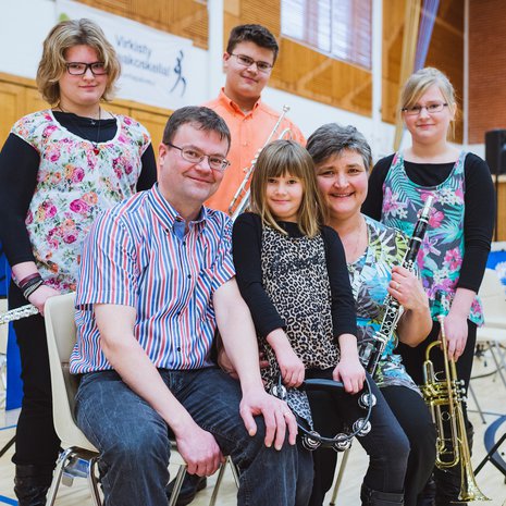 Musiikki yhdistää. Valkeakosken soittokuntaan mahtuu kuusi saman perheen Peltolaa: Sanni (ylh. vas.), Matti, Siiri, Antti (alh. vas.), Sohvi ja Kirsi. 