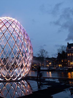 Belgialaisten puurakenteinen valoteos OVO sijoittuu Helsingin valofestivaaleilla Hakasalmen huvilan takapihalle. 