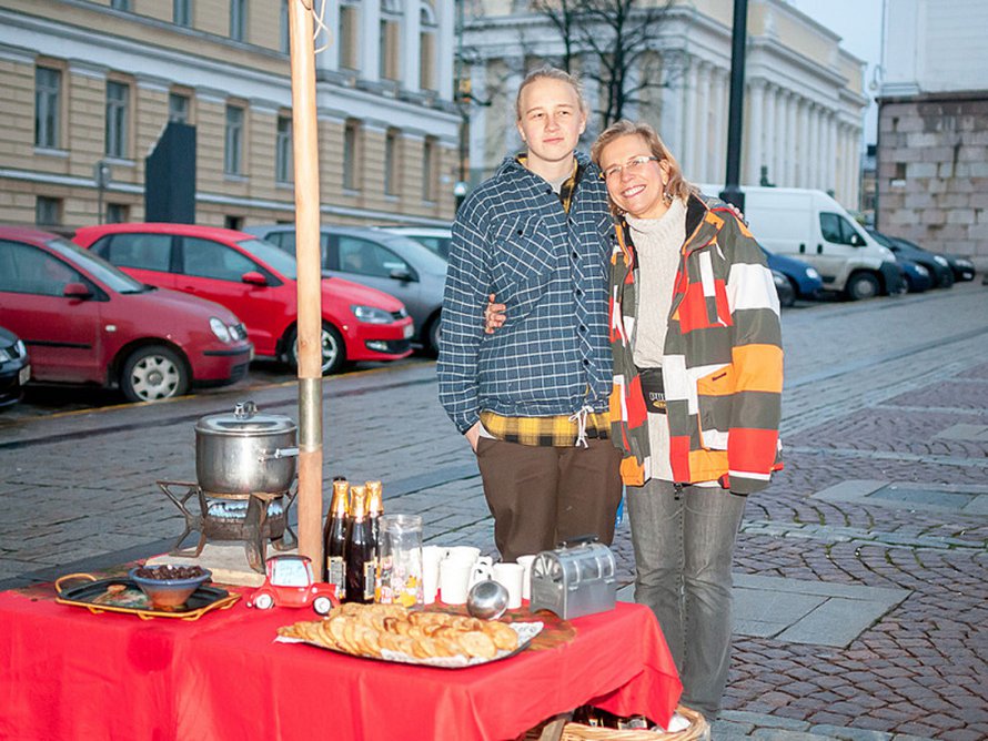 Joona Sorsa (vas.) ja Pirjo Littunen myyv&auml;t gl&ouml;gi&auml; ja rahkahomejuustopipareita Senaatintorilla. Kuva Anssi Kumpula.