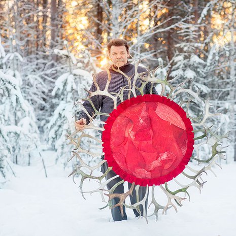 Ari Kangasniemen poronnahasta ja sarvista tehty tilataideteos Aurinko-jumala sijaitsee rovaniemeläisessä Wakkanai sushi -ravintolassa. Arin valaisimia on myös helsinkiläisessä Saaga-ravintolossa Bulevardilla.