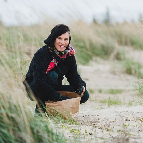 Anni Rapinoja löytää jäniksen papanoita Hailuodon rannoilta. Niistä syntyy taidetta.