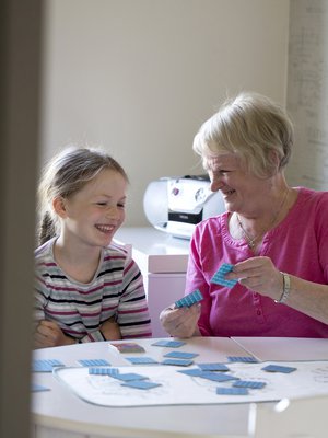 ”Muuttaminen on minulle helppoa. Työiässä postin palveluksessa muutin monta kertaa”, Riitta Sillanpää kertoo. Vieressä tyttärentytär Silja Niskanen.