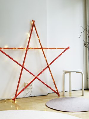 Seinään rennosti nojaava tähti on mainio kodin tunnelmavalaisin joulun aikaan.