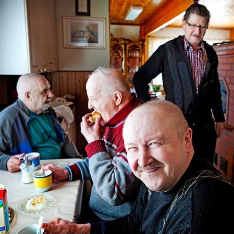 Keijo ja Keijon pojat. Päiväkahvi kokoaa Einon (vas.), Antin ja Karin yhteen tasan kello kaksi.