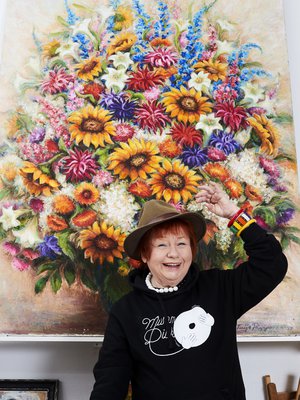 Kävelyillään Tuija ”marnehtii”, poimii vaikutelmia ja kuvaa niitä. Jos joku aamu tuntuisi ankealta, on mitä kaivaa katsottavaksi.