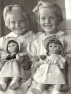 Sirpa Vihanta ja Seija-sisko vuonna 1954 enon tuomat nuket syleissään. – Minä olen kuvassa neljä ja siskoni Seija viisi. Meillä on vain vuosi ja 5 kuukautta ikäeroa ja meitä luultiin usein kaksosiksi. 