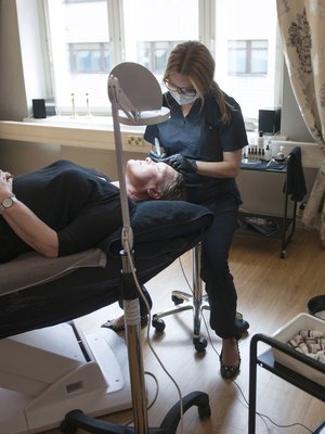 Reija Lommi tekee kestopigmentointia.