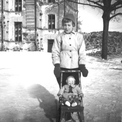 Pipsa-nukke pääsi kesällä Kaijan kanssa maalle.