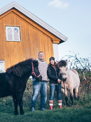 Entisen kunnalliskodin työnjohtajan talo on nykyään Vesa ja Mirva Varpan koti. Islanninhevoset Sómadis ja Alda viihtyvät paremmin pellolla.