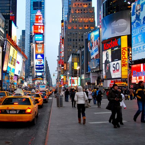 Netin avulla voi matkustaa vaikkapa New Yorkin ihmisvilinän keskelle. Kuvituskuva. 