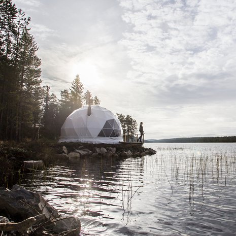 Luonnon tuoksut tulvivat luksusteltan laiturille Muoniossa, Torassieppi-järven rannalla.
