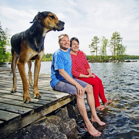 Maarit ja Jukka tykkäävät viettää mökillä aikaa ystävien kanssa. Tällä kertaa seurana oli vain pojan perheen koira, Armin van Buuren.