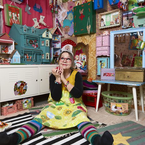 Riitalla ja hänen puolisollaan Veikolla on kuusi lasta ja kymmenen lastenlasta. – Tämä huone on varattu pienille. Kaikkeen saa koskea, ja mummi saa leikkiä mukana. Monitaskuinen mekkoni on tehty retrolakanasta.