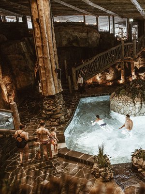 Rantasalmen tunnelmallinen Järvisydän-kylpylä on louhittu kallioon.