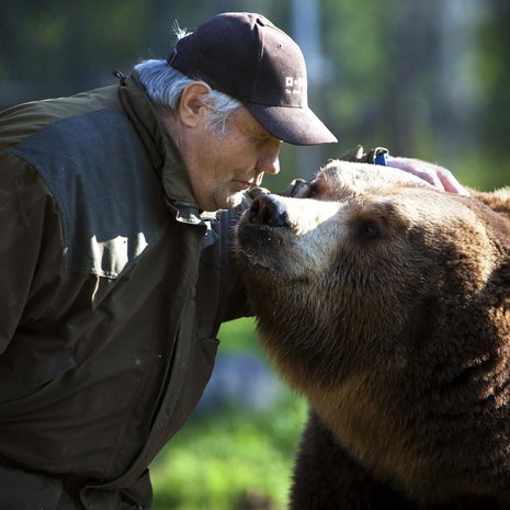 – Karhu on fiksu ja tunteellinen eläin. Juuso tykkää, kun sille porisee, Sulo Karjalainen sanoo.