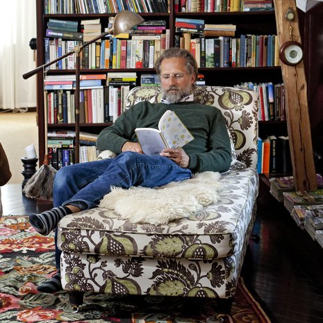 Hans Lindemarkin ja hänen vaimonsa ahvenanmaalaisesta kesämökistä tuli koti, sitten majatalo. Yläkerran kirjasto on osa Lindmarkien yksityistiloja. Hans on suunnitellut ja rakentanut hyllyt itse.