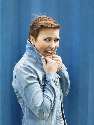 – En tuo huoliani yleisön eteen. Minun tehtäväni on viihdyttää ihmisiä, silloinkin kun olen väsynyt. Saan heiltä voimaa, Arja Koriseva sanoo.