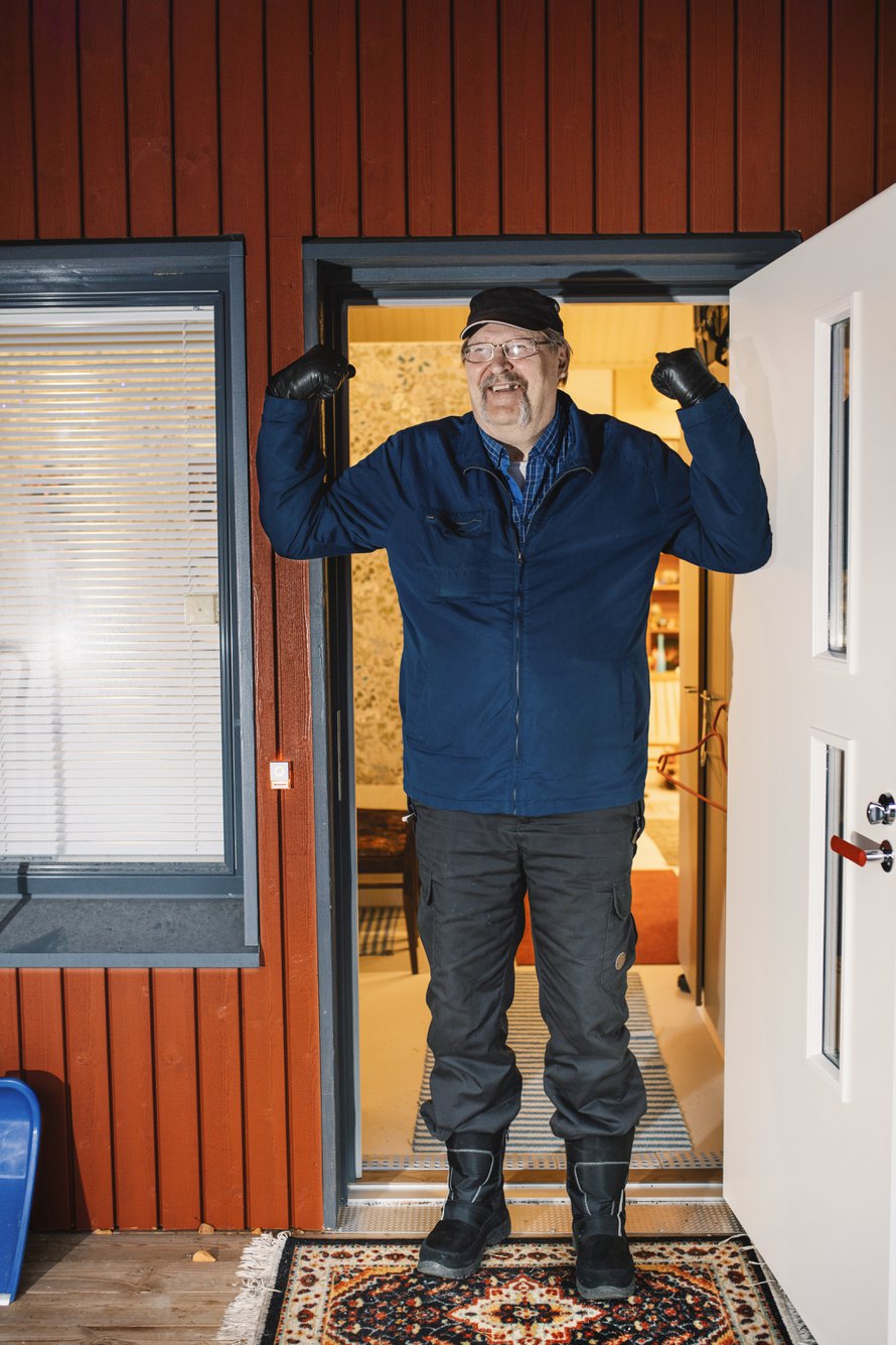 Matti Pullo nauttii uuden talon mukavuudesta ja esteettömyydestä.