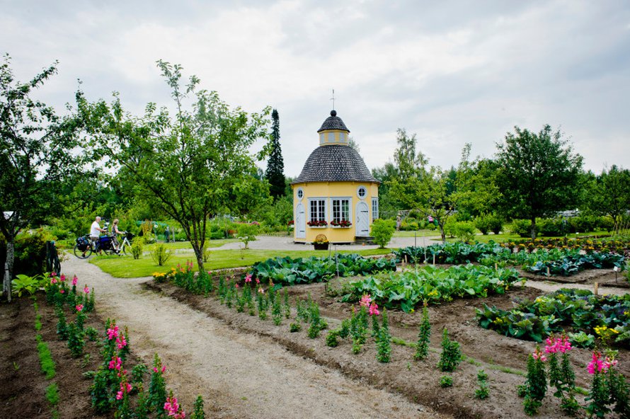 Pietarsaaressa on Rosenlundin pappila, jota ymp&auml;r&ouml;iv&auml; Aspegrenin puutarha on upea kokonaisuus. Rovasti Gabriel Aspegren perusti puutarhan 1700-luvulla. Puutarhat on entis&ouml;ity vanhaan malliin ja niit&auml; hoidetaan luonnonmukaisin menetelmin.