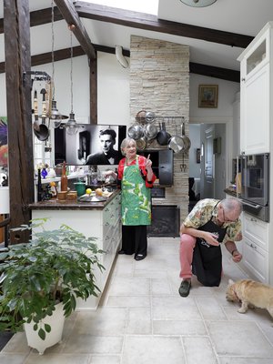 Rea on sitä mieltä, että maukkainta ruokaa syntyy, kun tv-ruudulla pyörivät vanhat suomifilmit.