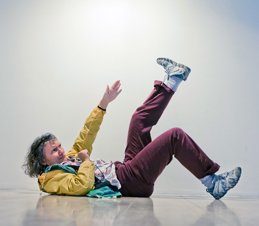 Jos sinut kaadetaan maahan, pyri kier&auml;ht&auml;m&auml;&auml;n vatsalta sel&auml;llesi. Potki jaloillasi pit&auml;&auml;ksesi p&auml;&auml;llekarkaajan loitommalla.