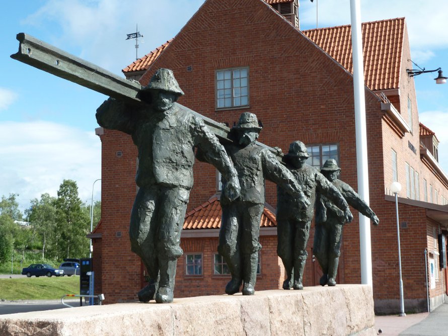 Kaivoksen merkitys alueelle n&auml;kyy keskustan lukuisissa patsaissa.