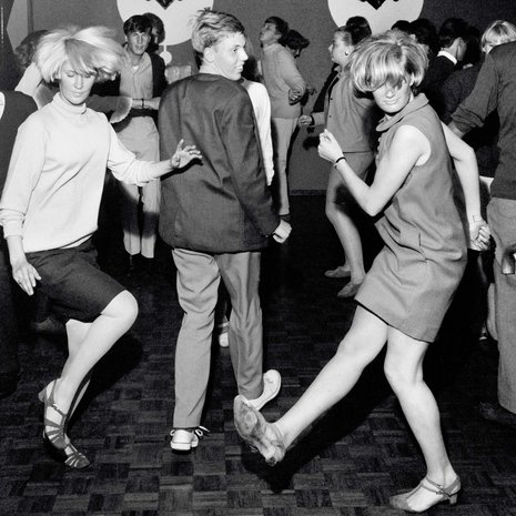 Suomen go-go-mestarit Aila Vaittinen ja Pia Tennberg pistävät parastaan television Nuorten tanssihetki -musiikkiohjelmassa syksyllä 1966.