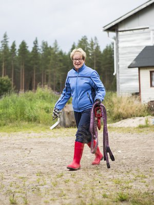 Vuokko Huumarkangas työskentelee miehensä kanssa karjatilallaan.