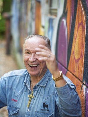 Kun viihteen monitoimimies Ilkka Vainiolla nuorena meni turhan lujaa, rikoskomisario Osku Karjalaisen sanat jäivät mieleen. – Osku oli kuullut, että olin tehnyt hauskoja runoja, vähän niin kuin räppejä. Osku sanoi, että ei sun kannata tehdä rötöshommia, tee näitä tekstejä mieluummin. Se kannusti minua jatkamaan kirjoittamista, Ilkka sanoo.