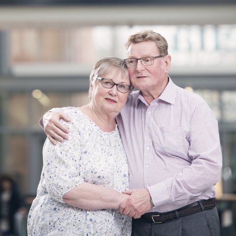 ”On taas hauska puhua savoa”, Savolaiset sanovat. Kaarina on kotoisin Varpaisjärveltä ja Uolevi Rautavaaralta.