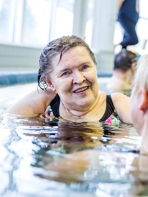 Sylvi Reinikainen (s. 1948) asuu Vihdin Nummelassa. Sylvi rakastaa vettä, koska se saa hänet tuntemaan itsensä kevyeksi. Uimahallissa apuna on fysioterapeutti.