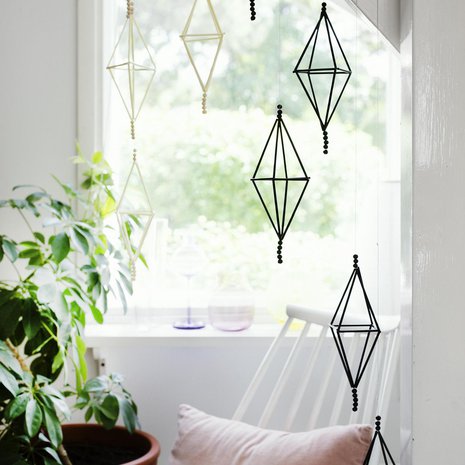 Kevyt himmelitimantti on muunnos tavallisen himmelin perusmuodosta ja pujotellaan napakkaan pellava- tai puuvillalankaan.