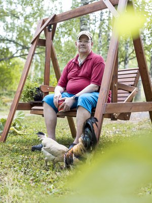 Markku Pietikäinen hankki kesällä ex-vaimonsa kanssa ja tämän uuden miehen kanssa kanoja. Miehet rakensivat niille aitauksen yhdessä.