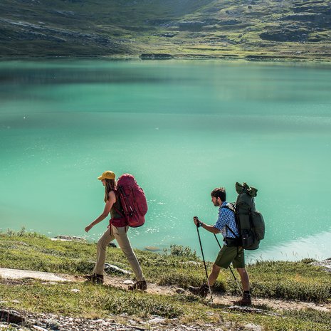 Helteisen päivän päätteeksi reippaimmat kävelijät pulahtivat hyiseen järveen.