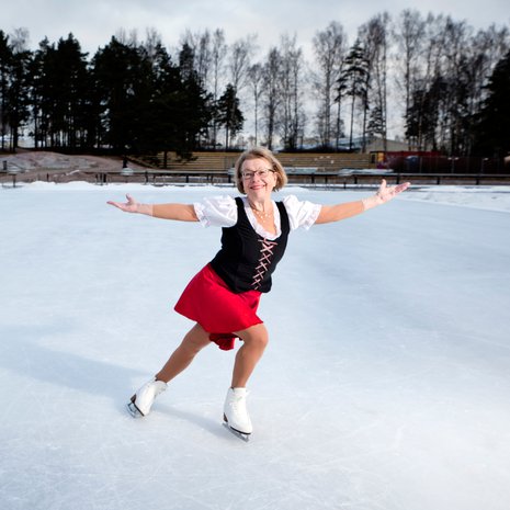 Sirkka sirklaa Espoon Tapiolan urheilukentällä.