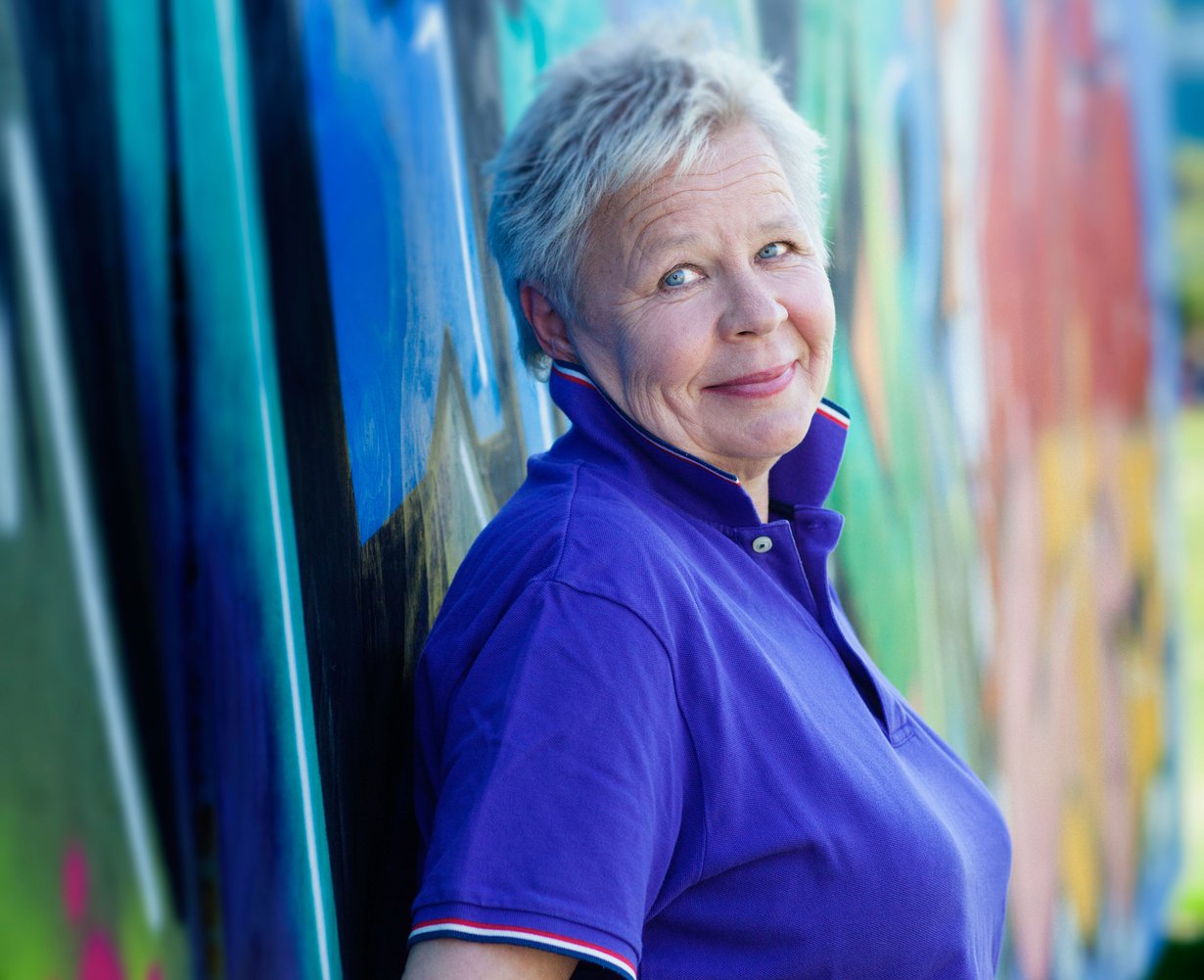 Ulla Tapaninen juhlii 40-vuotistaiteilijajuhlaansa Lava-ammuntaa V -esityksellään.