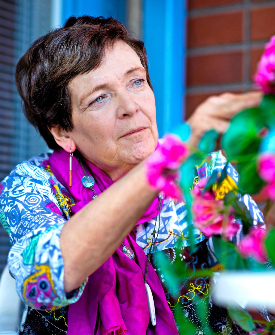 Liisa Erähalmeen motto on: "Elämä ei ole vain juhlaa, vaan myös ruusuilla tanssimista." Liisa on syntynyt Raumalla ja asuu Helsingissä. Hänellä on kaksi aikuista lasta ja yksi lapsenlapsi.